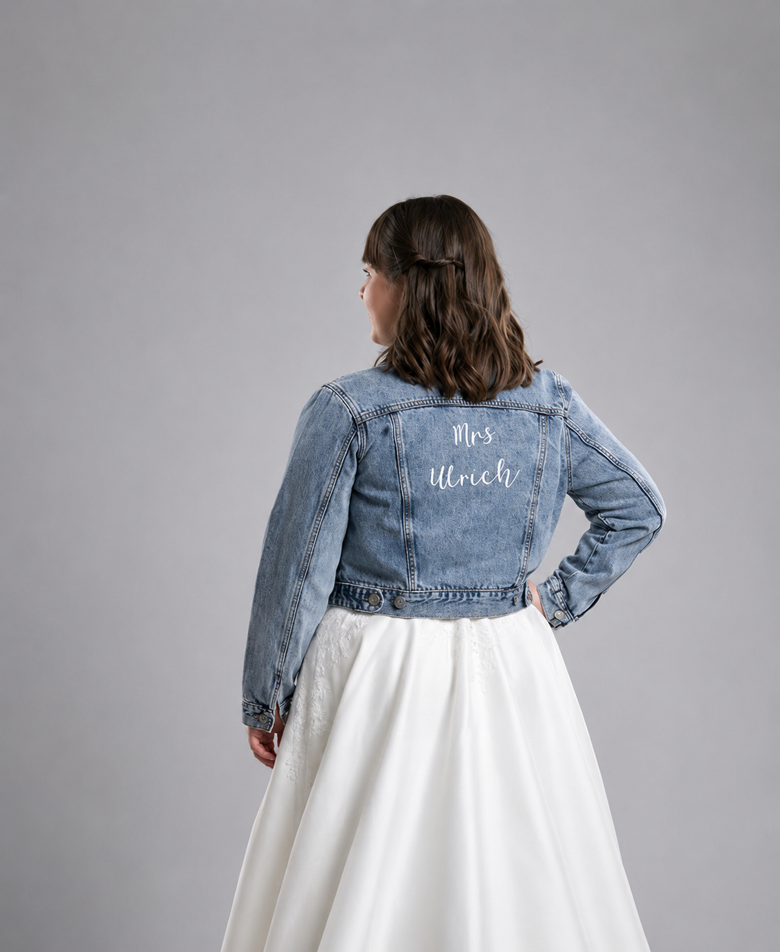 Hochzeitsjeansjacke mit Mrs.-Ulrich-Druck auf dem Rücken