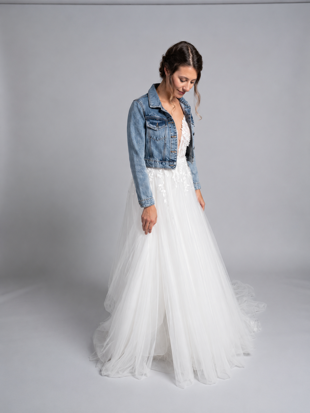 Braut in der Hochzeitsjeansjacke über einem Tüllkleid, Vorderansicht