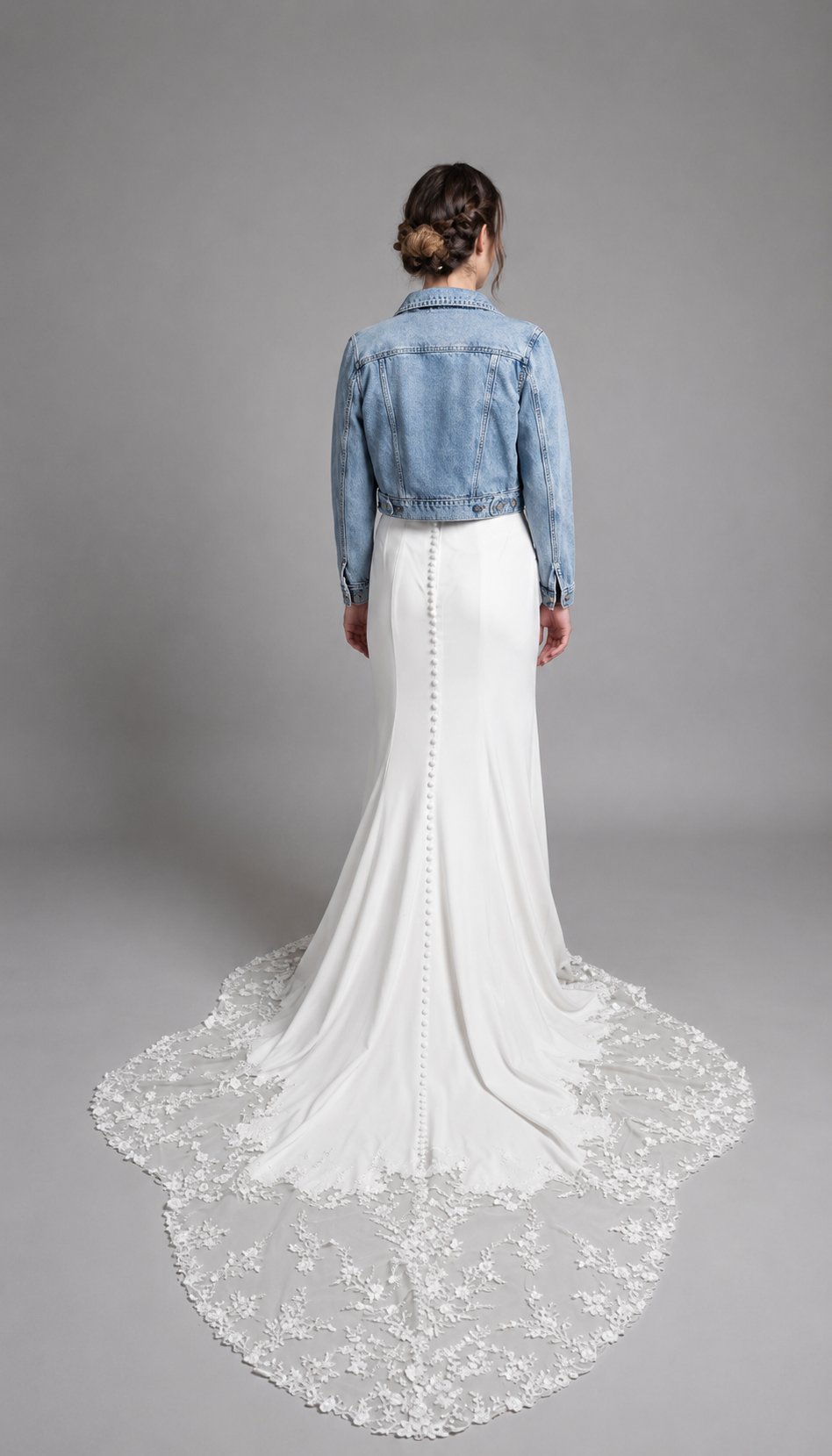 Braut in der Hochzeitsjeansjacke, Rückenansicht mit Schleppe