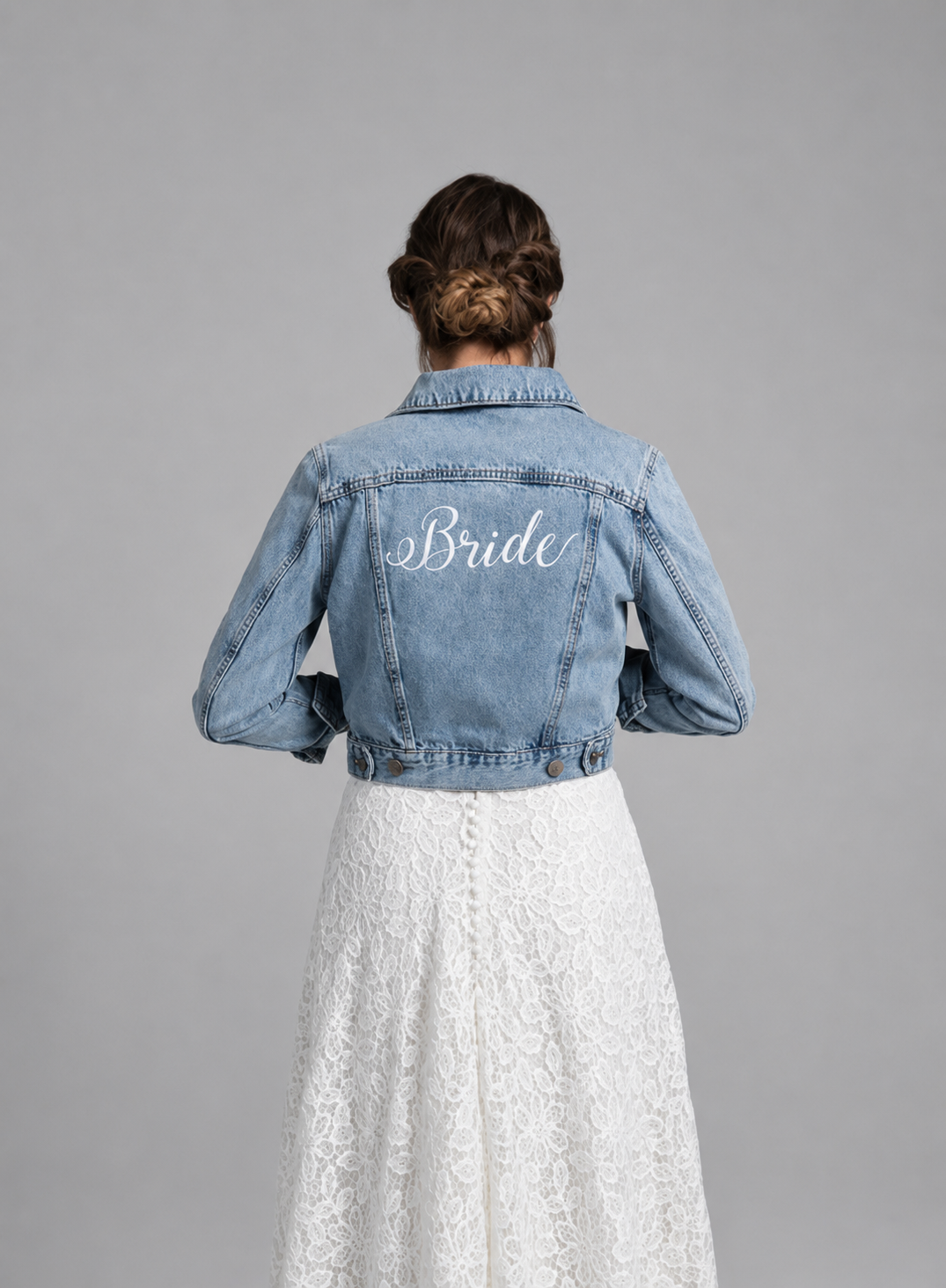 Hochzeitsjeansjacke mit Bride-Druck auf dem Rücken