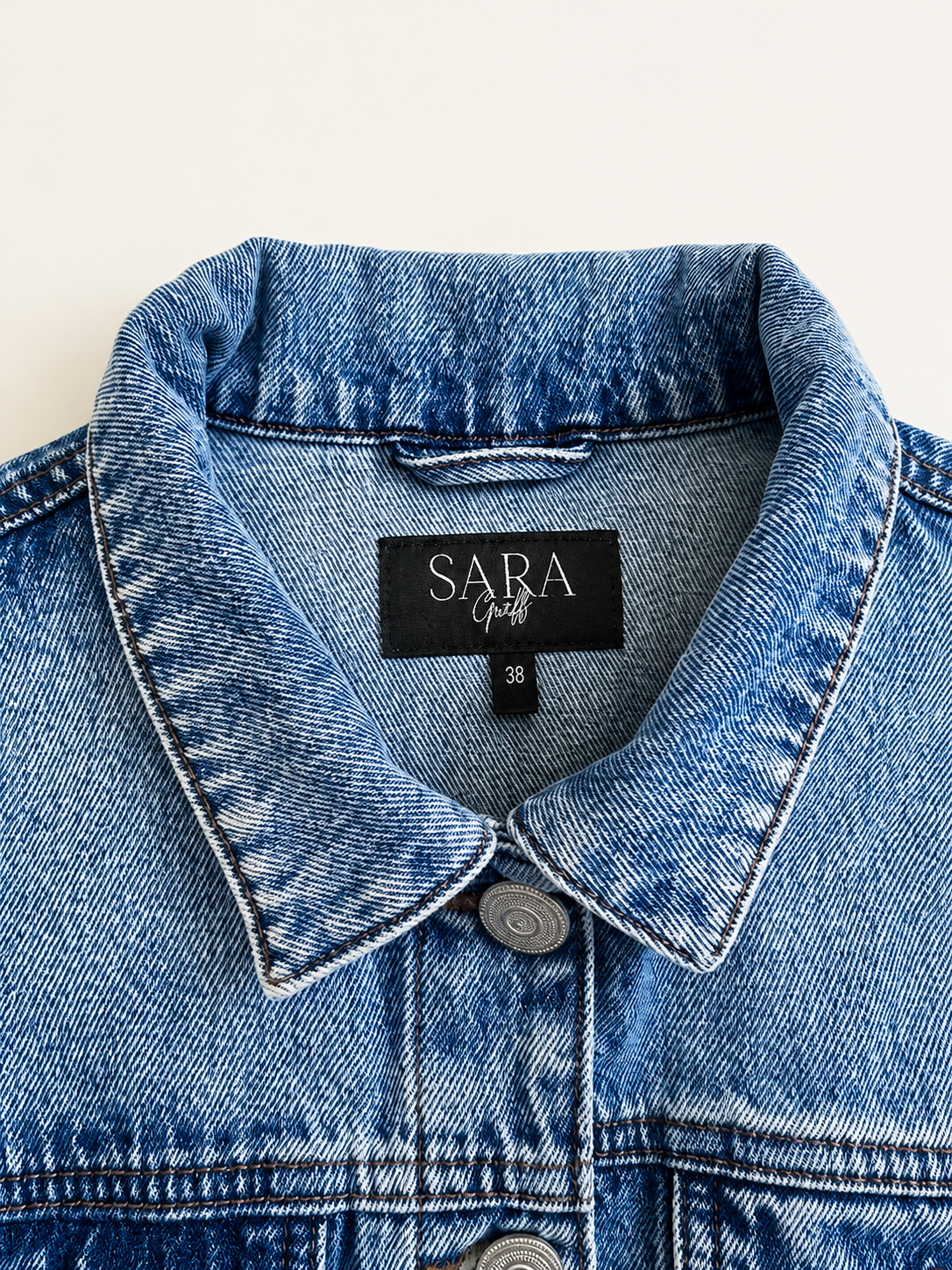 Sara Gräff Markenlabel auf der Hochzeitsjeansjacke