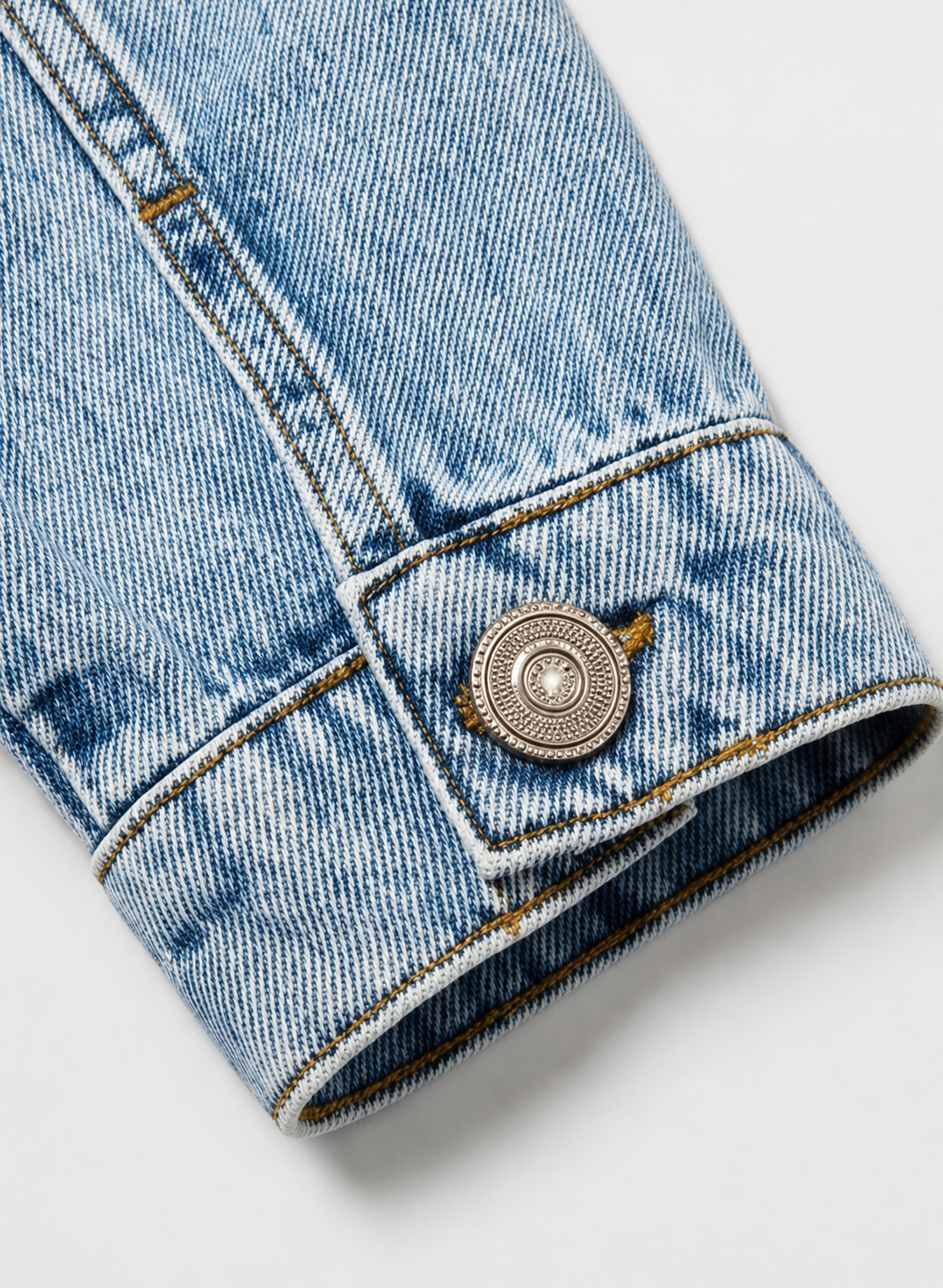 Detail der Manschette der Hochzeitsjeansjacke