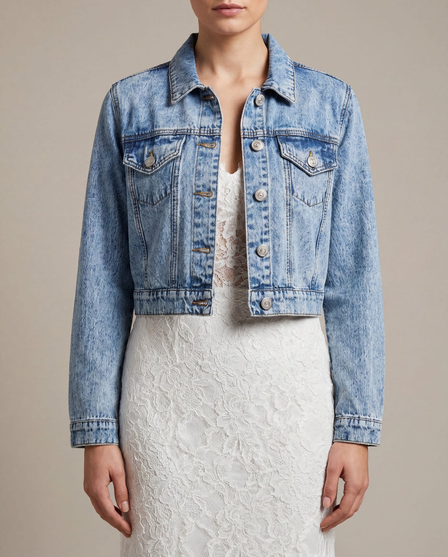 Braut in der Hochzeitsjeansjacke über dem Spitzenkleid, Vorderansicht