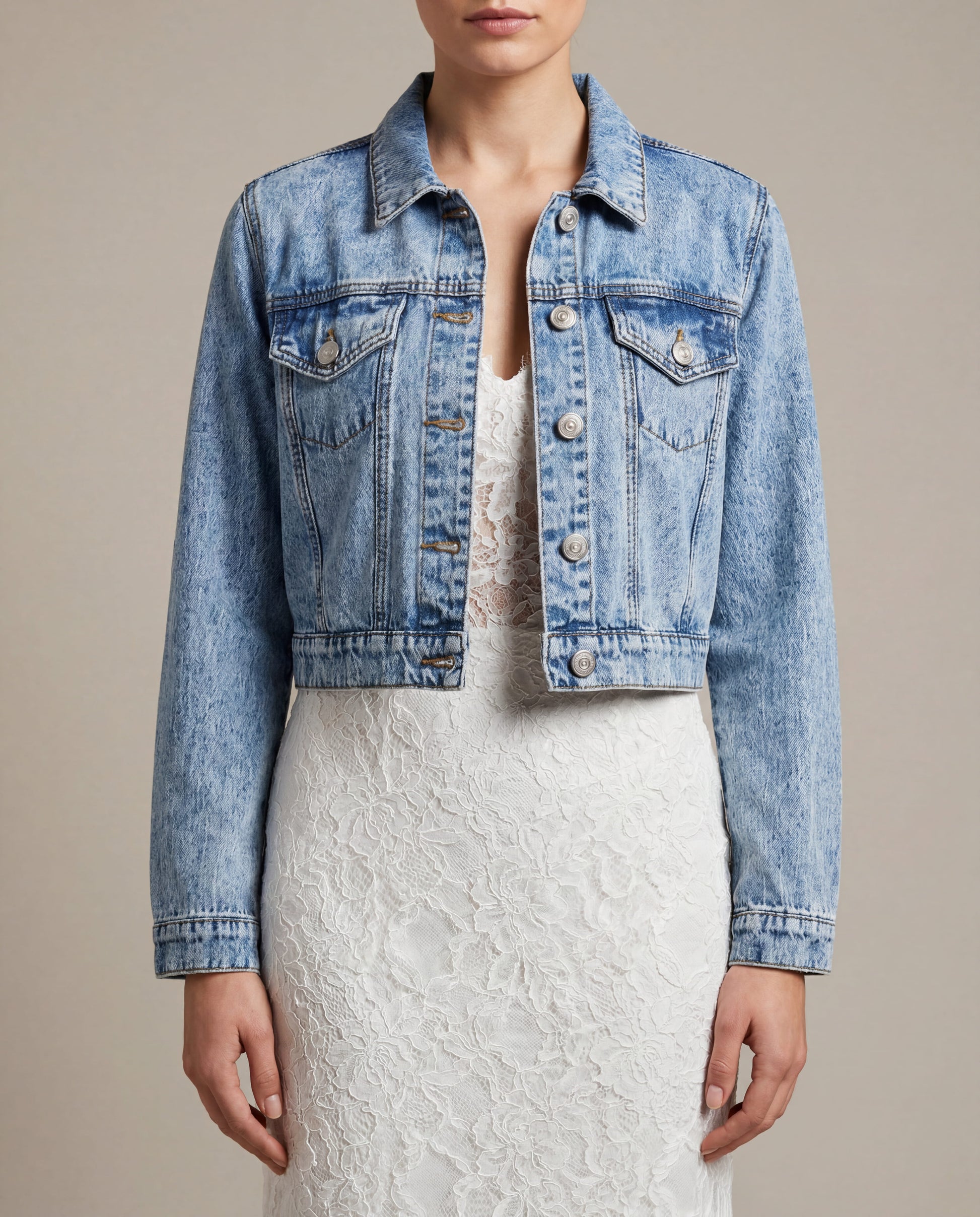 Braut in der Hochzeitsjeansjacke über dem Spitzenkleid, Vorderansicht
