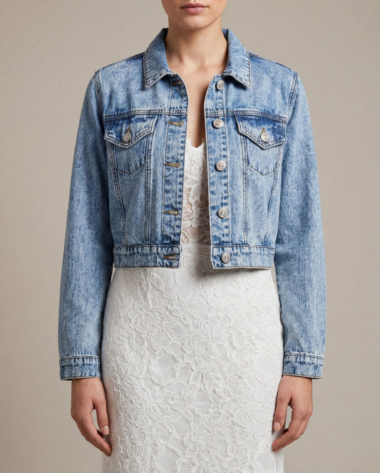 Braut in der Hochzeitsjeansjacke über dem Spitzenkleid, Vorderansicht